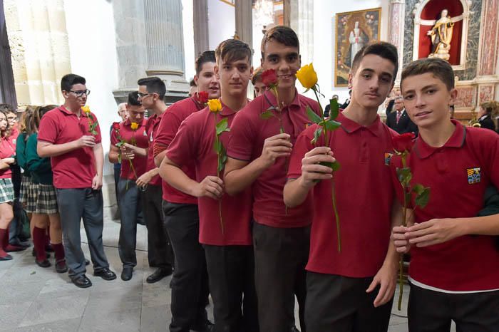 Ofrenda floral a León y Castillo en la catedral