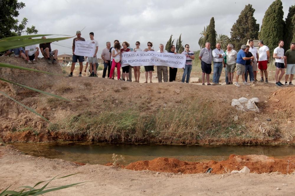 Protesta agricultores por el sellado del desagüe