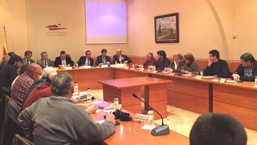 Imatge de la trobada de Rull amb els alcaldes del Baix Empordà.