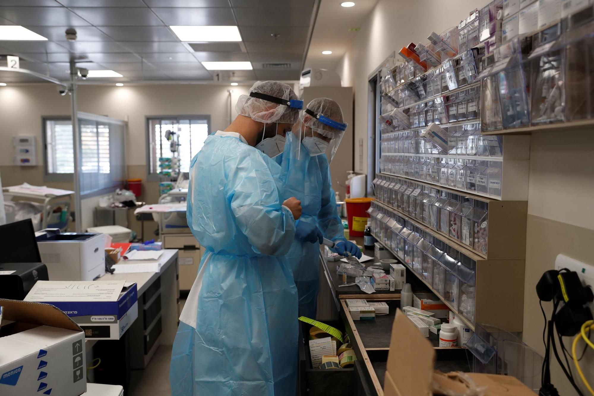 Dos sanitarios en un hospital en Israel.