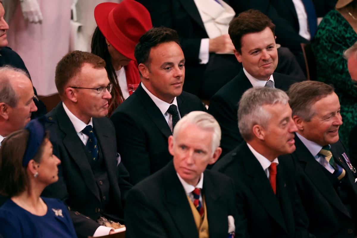 El dúo de presentación de la televisión británica Ant y Dec se sientan mientras los invitados llegan para asistir a la ceremonia de coronación del rey Carlos y la reina Camila de Gran Bretaña en la Abadía de Westminster, en Londres, Gran Bretaña, el 6 de mayo de 2023. REUTERS/Phil Noble/Piscina