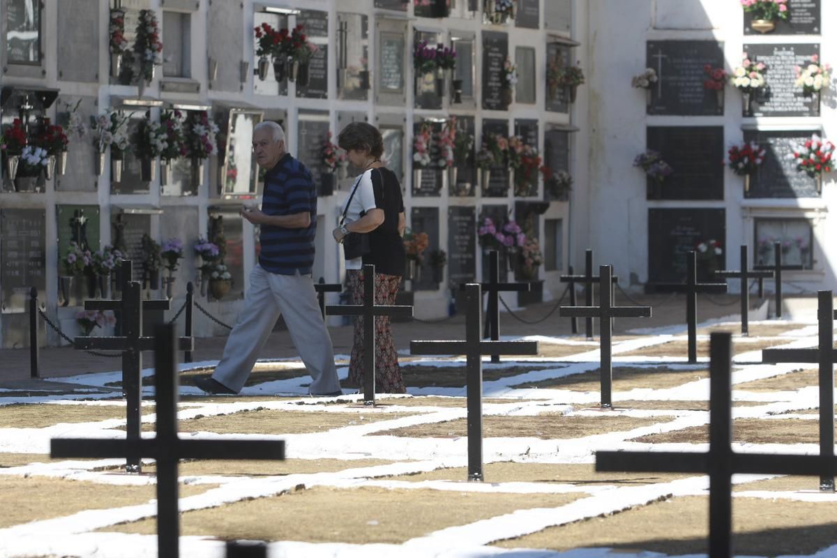 Cientos de cordobeses visitan los cementerios