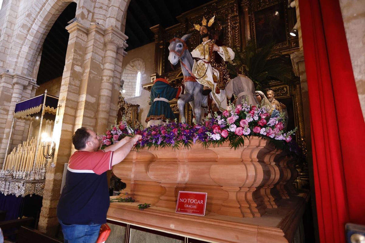 Rafael Barón prepara las flores del paso de misterio de la Entrada Triunfal, durante la previa del Domingo de Ramos del año pasado.