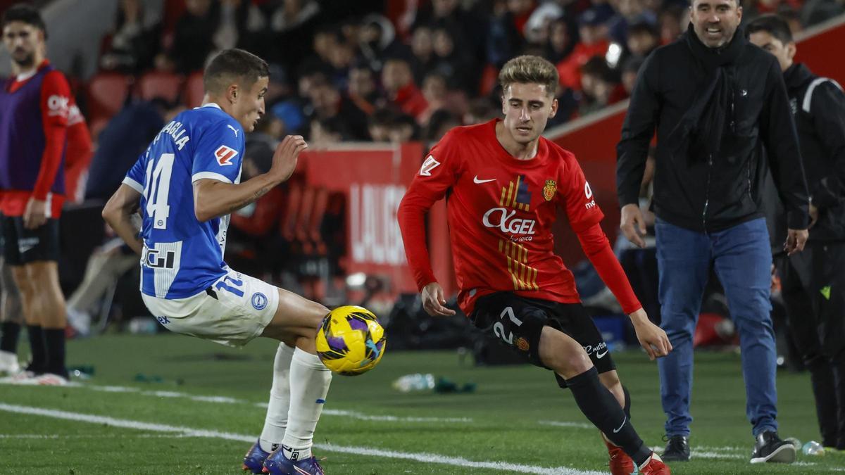 Robert Navarro conduce el balón.