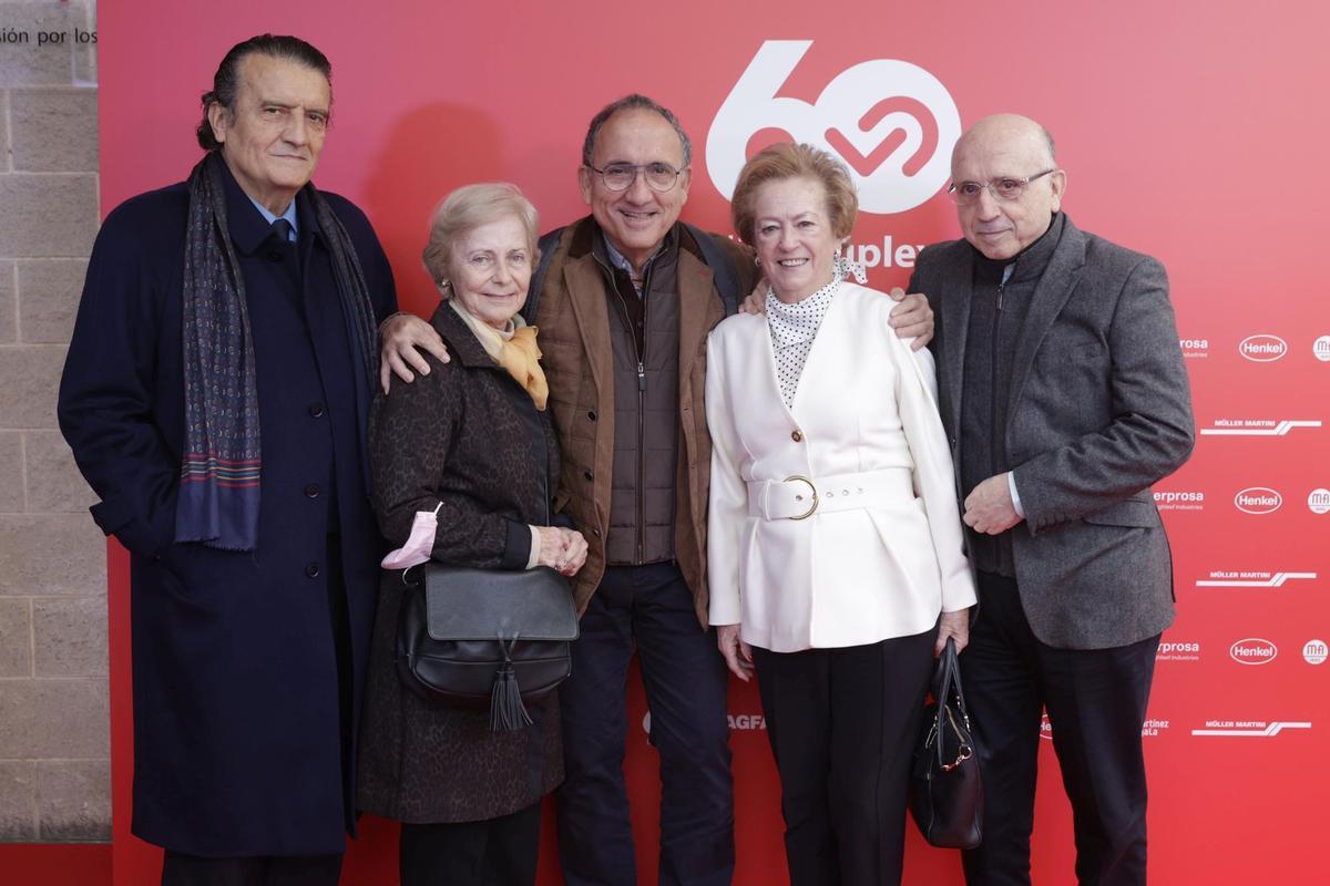 Arantza Sarasola (2ª por la derecha), Vicepresidenta de Prensa Ibérica, con hermanos y familiares de Victor Trillo, gerente de Liberdúplex.
