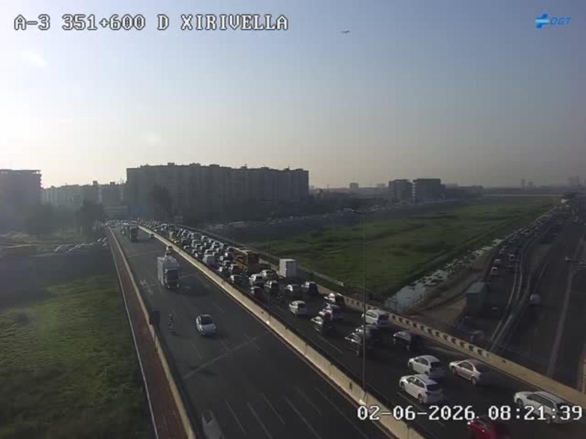 La A-3 acumula dos kilómetros de colas en la entrada a València por la Avenida del Cid este martes 2 de junio