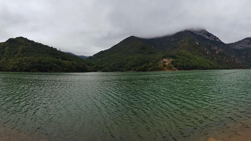 La Federación de Piragüismo propone una prueba nacional para inaugurar la navegación en el embalse de Tanes