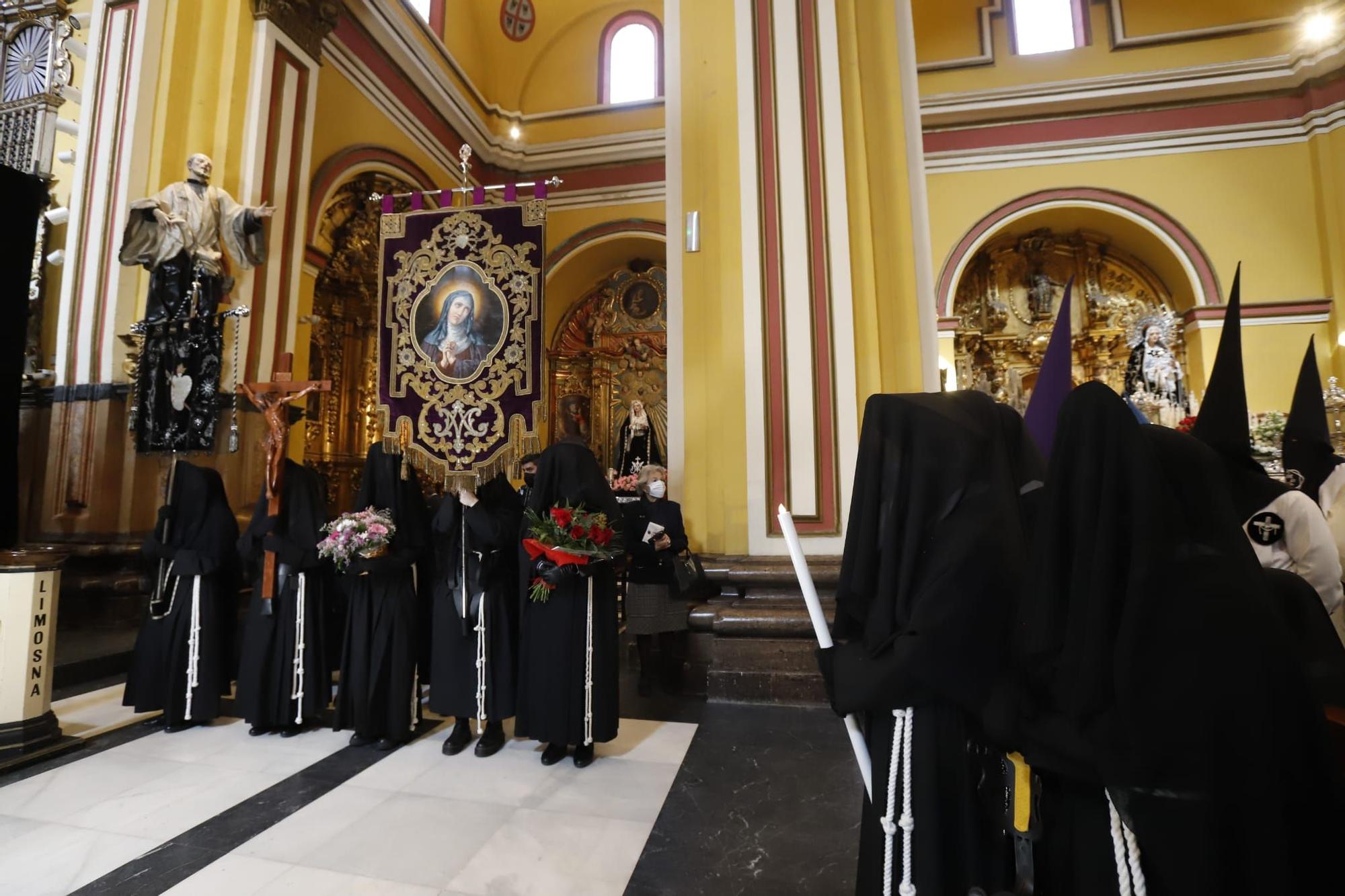 Sábado Santo en Zaragoza: procesión de La Soledad, en imágenes