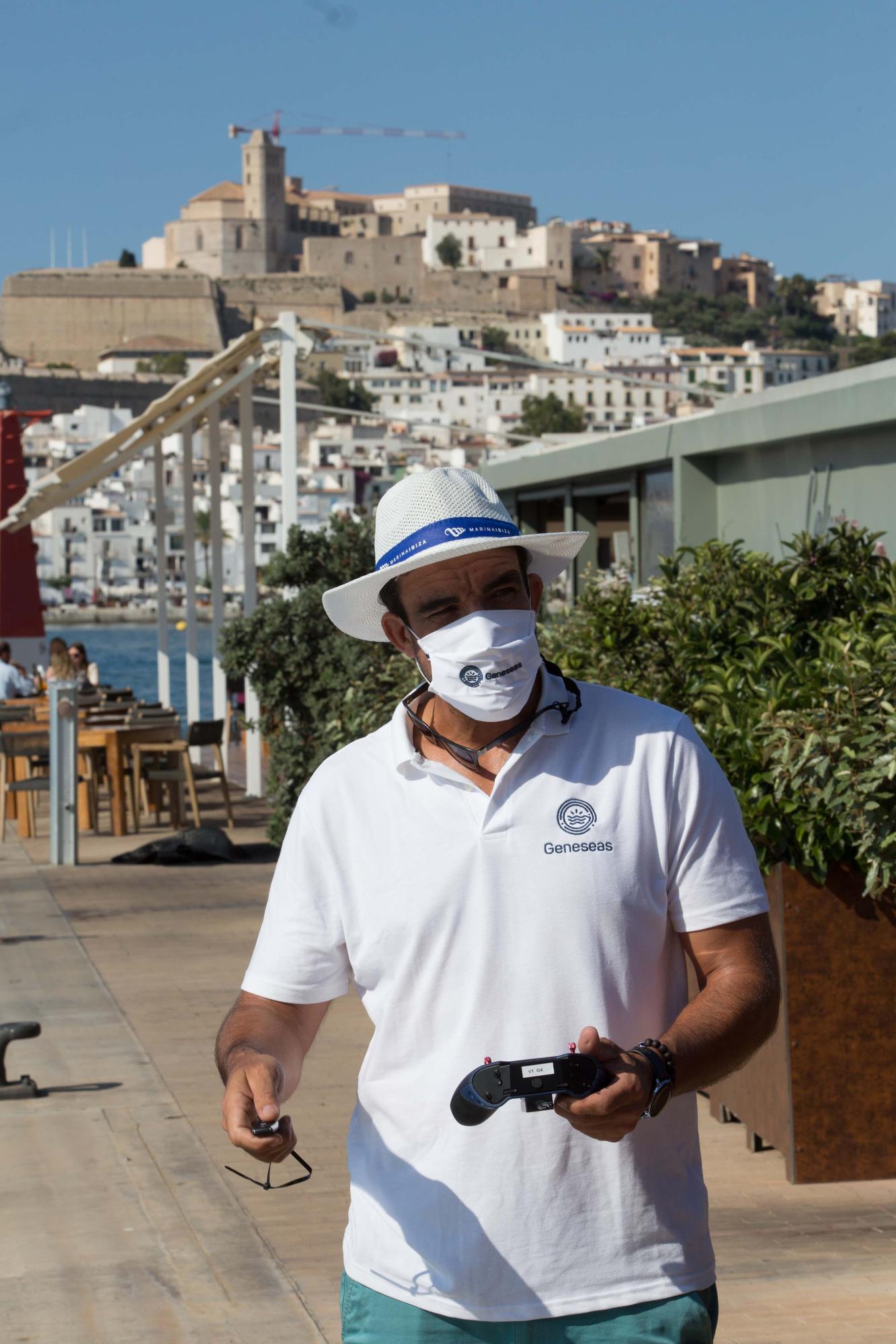 El ‘Geneseas’, un robot pionero en España limpia las aguas de la Marina Ibiza