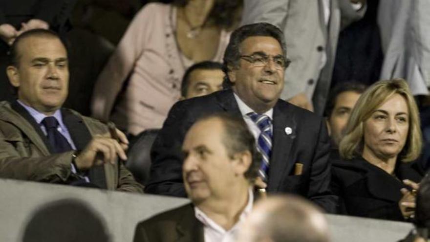 Miguel Campoy, Enrique Ortiz y Sonia Castedo, en el palco del Rico Pérez esta temporada.