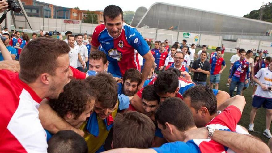 Futbolistas del Langreo festejan el pase ante el Haro en el curso 2013-14.