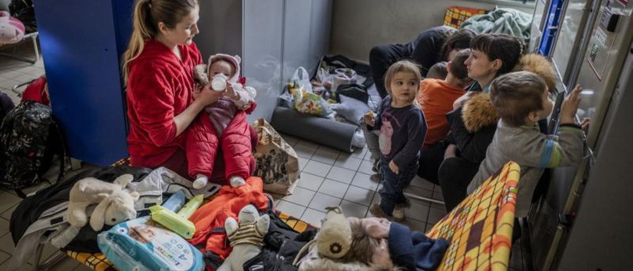 Familias de ucranianos con varios niños se cobijan frente a los ataques.  | CRÈDIT DPA/EUROPA PRESS