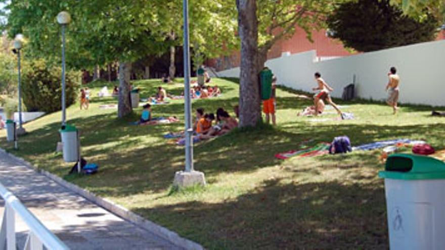 Seis jóvenes violan a una menor de 13 años amenazándola con un vídeo en la piscina de Baena