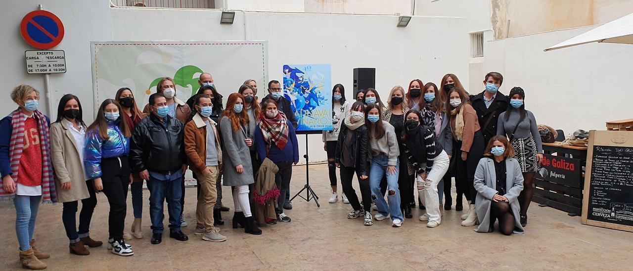 La presentación del cartel se ha realizado en presencia de las reinas y los reyes mayores e infantiles de las comparsas y representantes del Ayuntamiento.