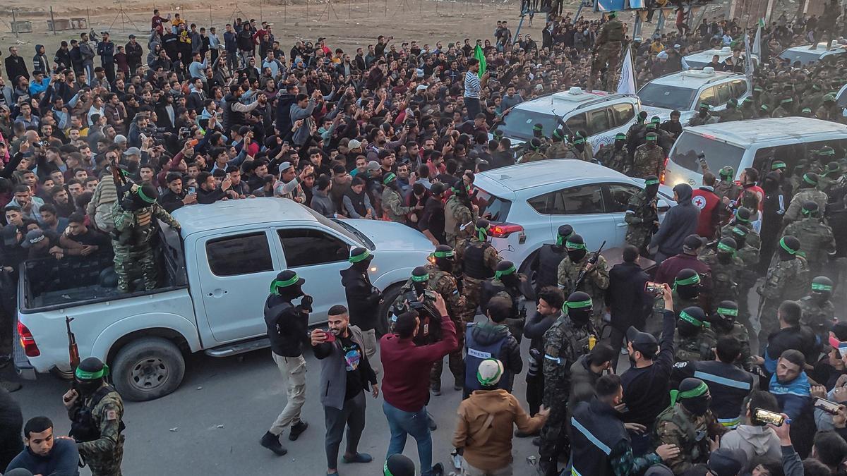 Civiles palestinos y milicianos de Hamás se arremolinan en torno a un convoy de Cruz Roja en Gaza