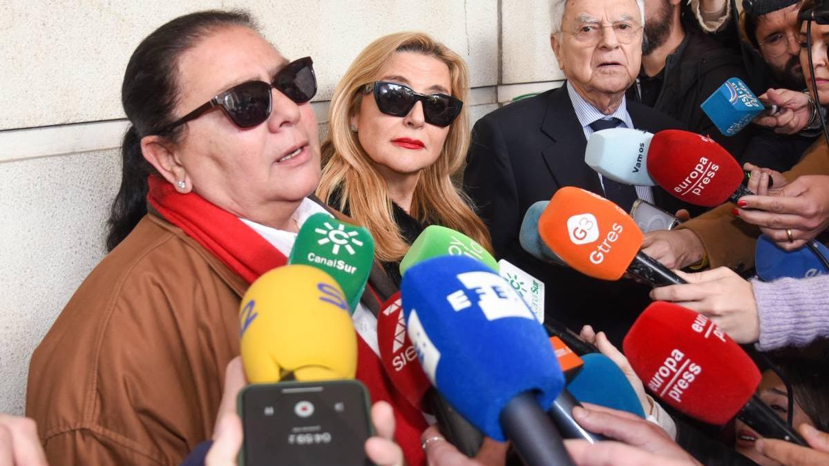 María del Monte rompe a llorar con la prensa después del juicio con la banda de Antonio Tejado