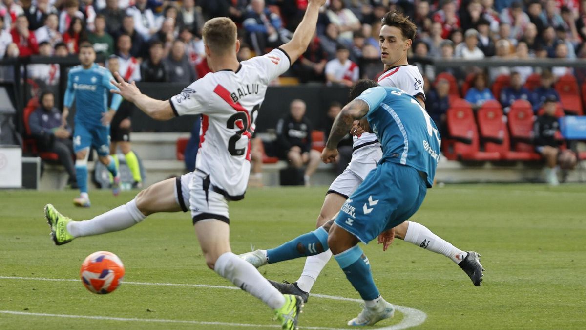 Cucho Hernández dispara par anotar un gol durante el partido de la jornada 36 de LaLiga EA Sports, entre el Rayo Vallecano y el Betis en Vallecas.