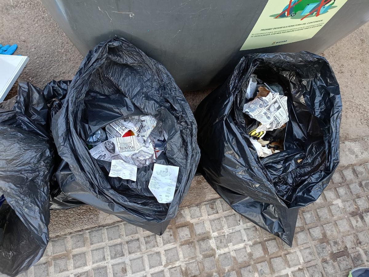 Bolsas de basura tiradas fuera de horario