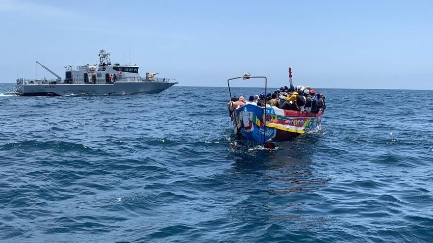 Las fuerzas de seguridad de Senegal interceptan una embarcación frente a sus costas.