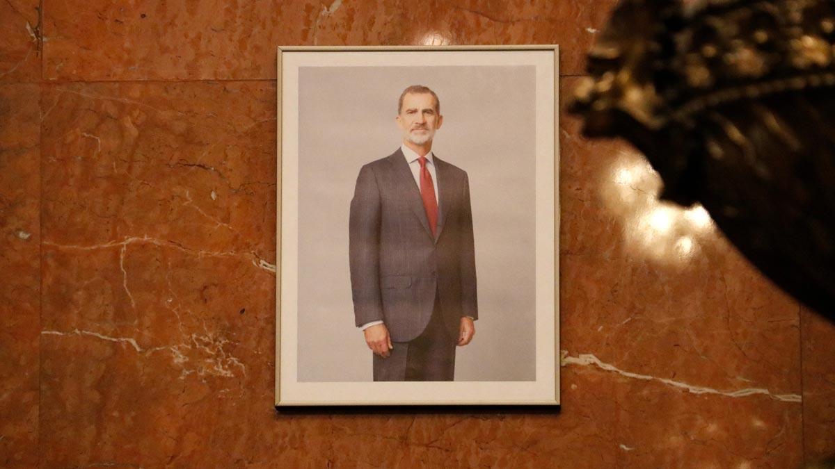 Retrato de Felipe VI en el salón de plenos del Ajuntament de Barcelona.