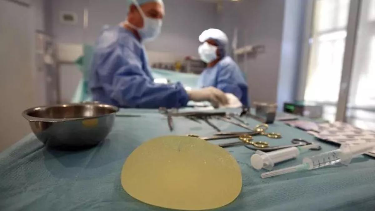 Cirujanos en un quirófano durante una intervención de mama.