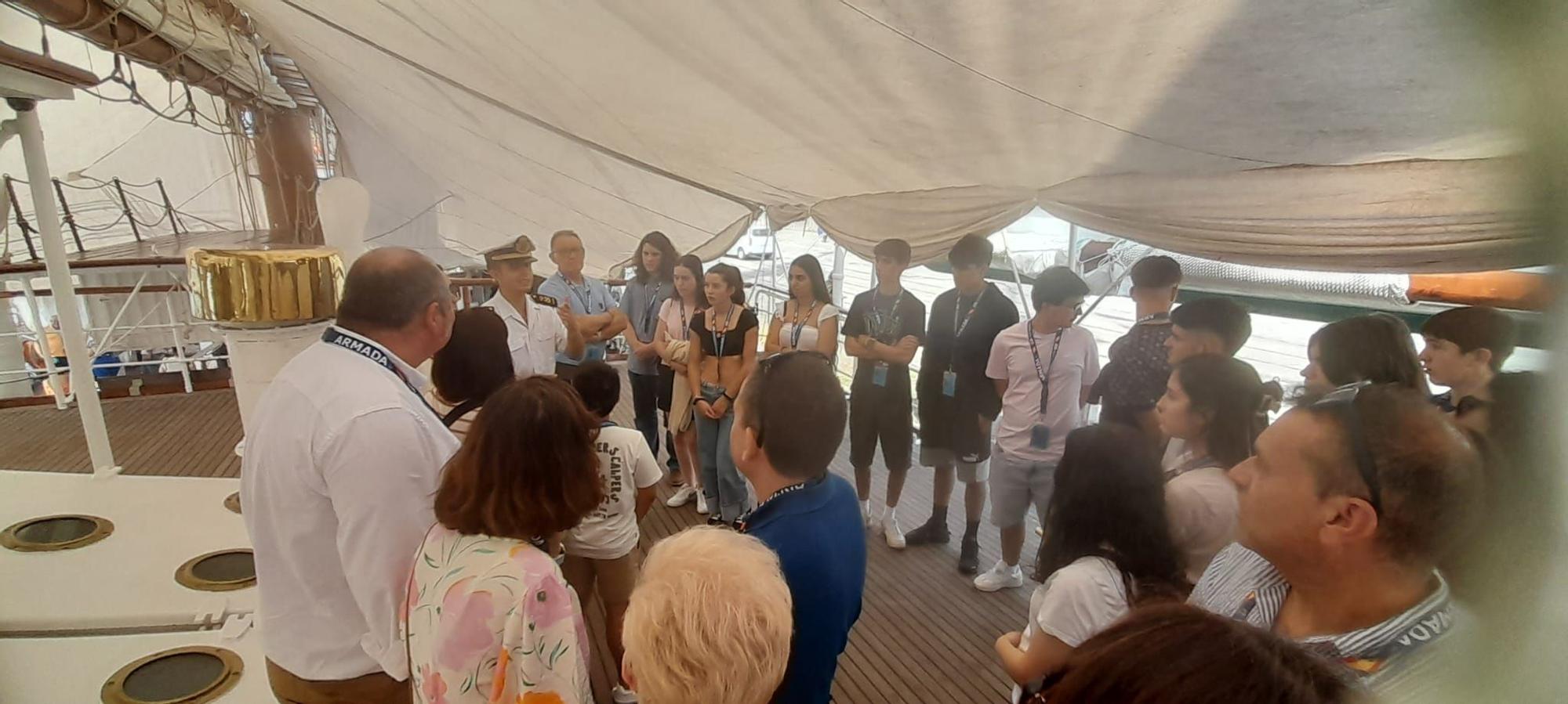 Los estudiantes del instituto de Vegadeo son recibidos en el “Elcano”