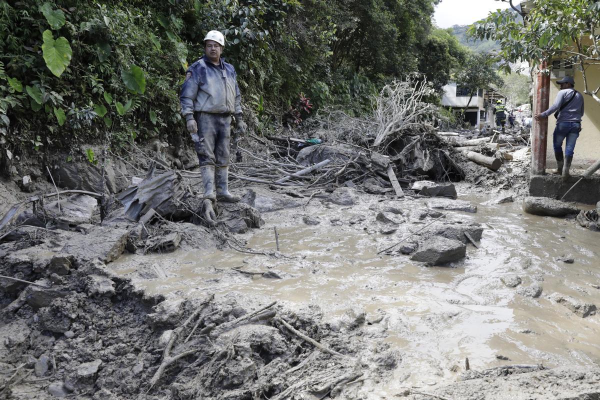 Equipos de rescate trabajan buscan desaparecidos tras una avalancha en Quetame, Colombia