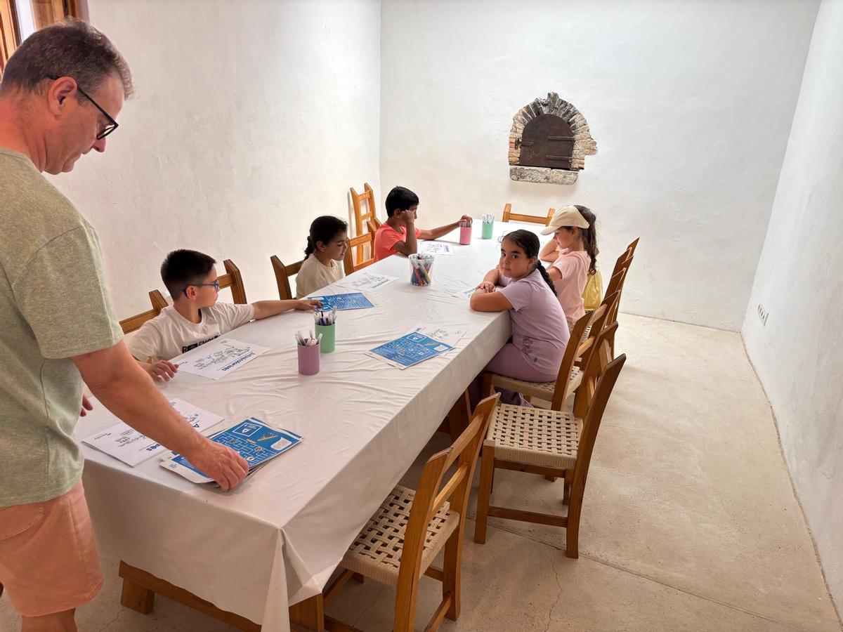 Niños en los talleres sobre el agua en Can Casals