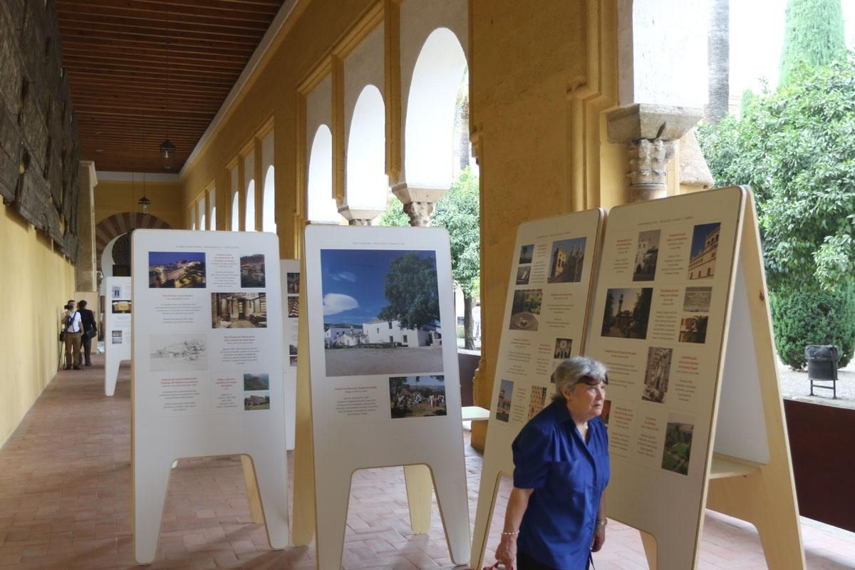 Exposición sobre patrimonio español en el patio de los Naranjos