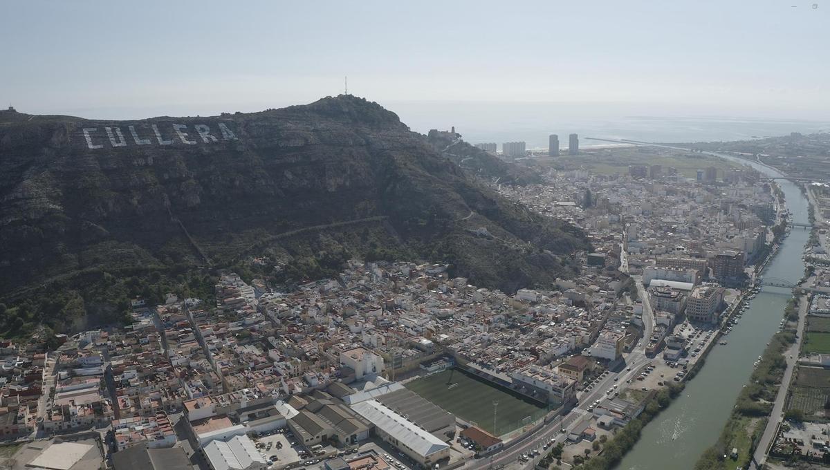 Vista aérea del casco urbano de Cullera bordeado por el Xúquer.