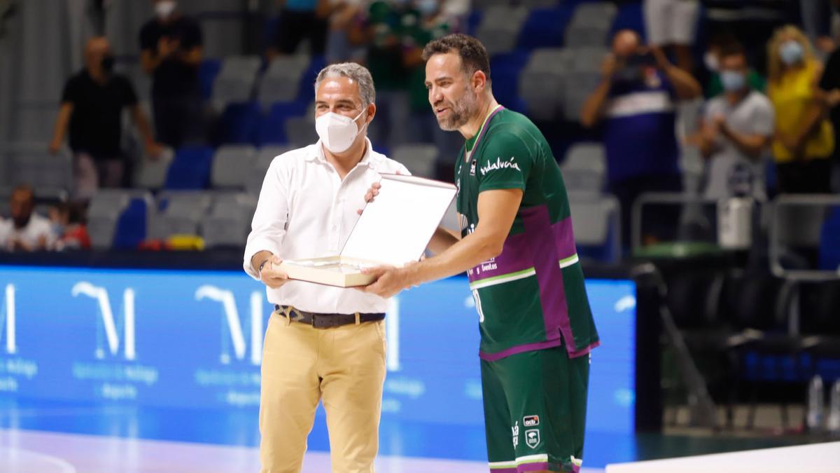 Carlos Cabezas juega su último partido con el Unicaja en el Carpena