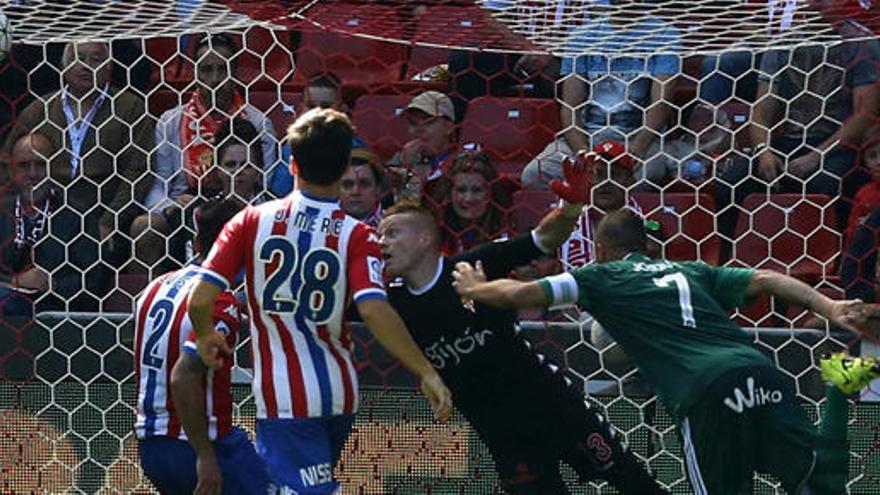 Joaquín marca el primer gol del Betis.