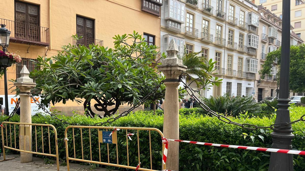 Columnas de las cadenas valladas por el Cabildo de la Catedral de Málaga para evitar accidentes.