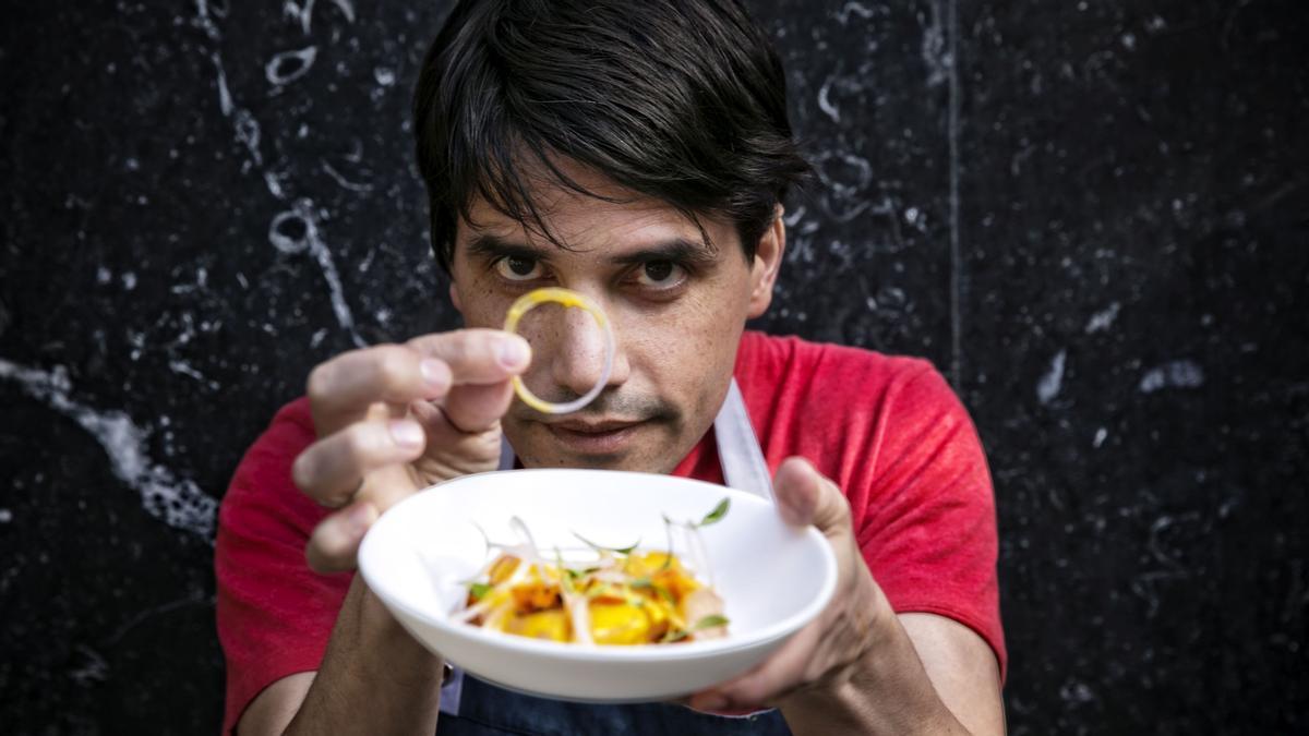 Virgilio Martínez, chef del restaurante Central (Lima), con un ceviche