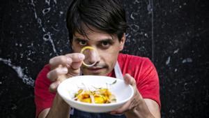 Virgilio Martínez, chef del restaurante Central (Lima), con un ceviche. Es el protagonista de uno de los filmes que se estrenan en el Culinary Zinema del Festival de San Sebastián.
