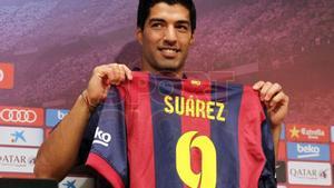 El 19 de agosto de 2014 Luís Suárez era presentado como nuevo jugador del FC Barcelona tras llegar a un acuerdo con el Liverpool.