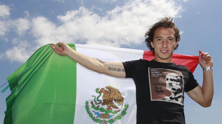 Guardado posando con la bandera de su país