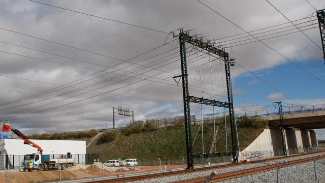 Montaje de la catenaria para la electrificación de la vía del AVE.