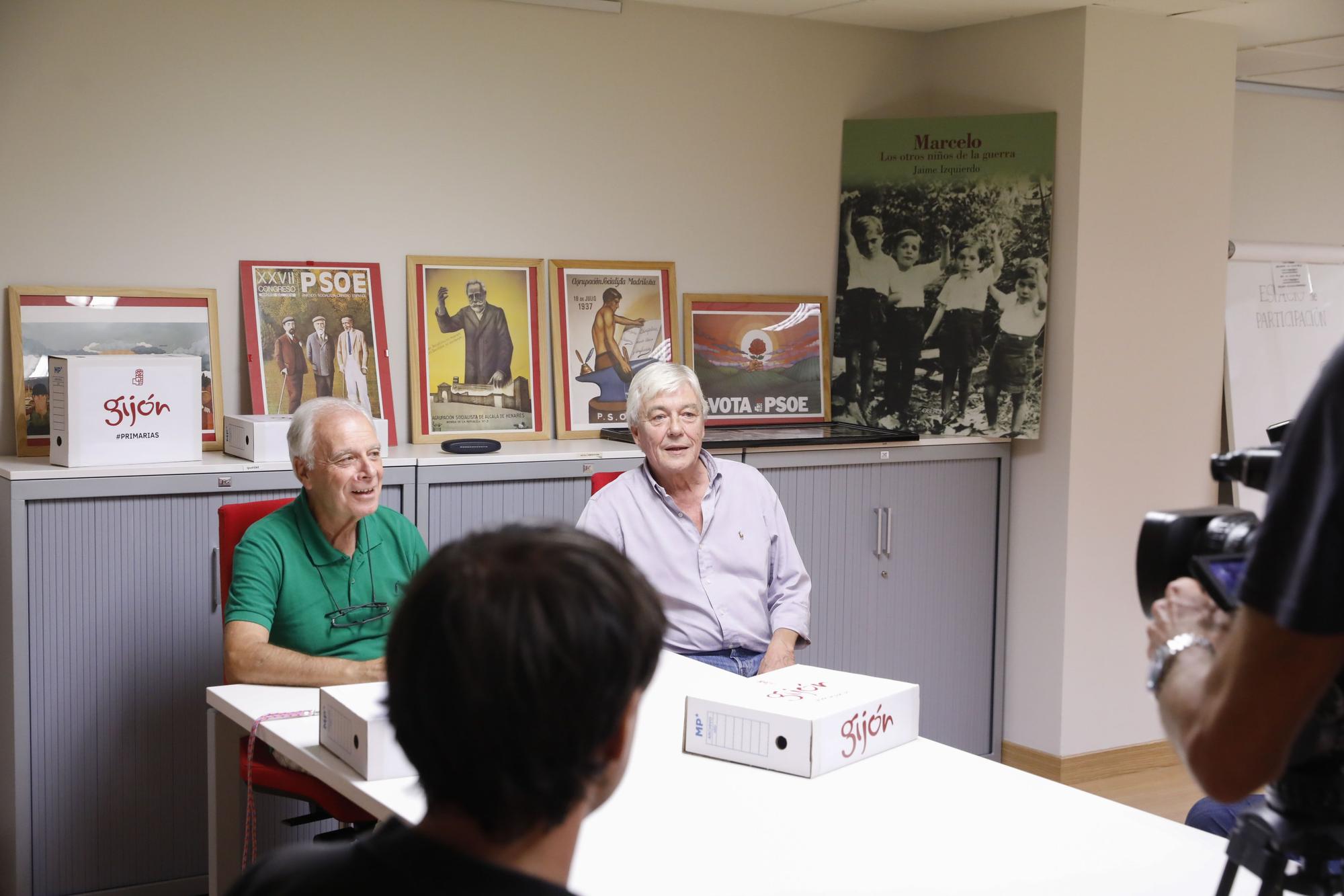 En imágenes: Jornada de recogida de firmas en la sede del PSOE de Gijón