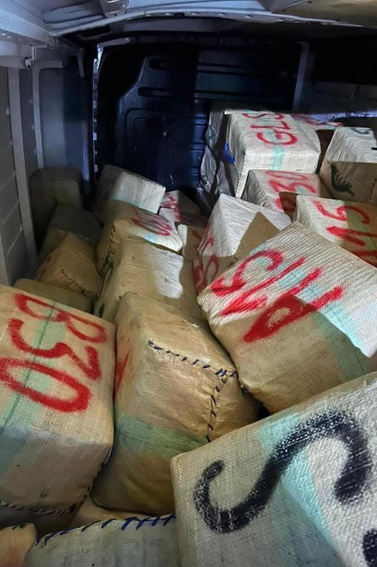 Els paquets de droga que duia la furgoneta que s'ha trobat bolcada a Begur. | ACN