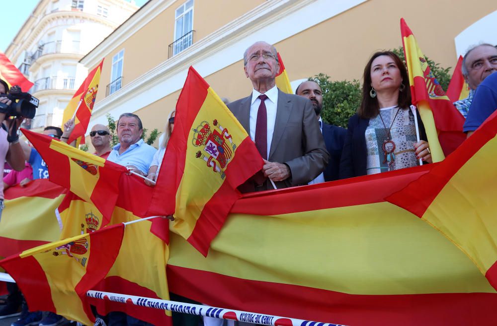 La Policía Local de Málaga organiza ante su sede una concentración en apoyo de los policías nacionales y los guardia civiles que se han desplazado a Cataluña con motivo del referéndum del 1-O