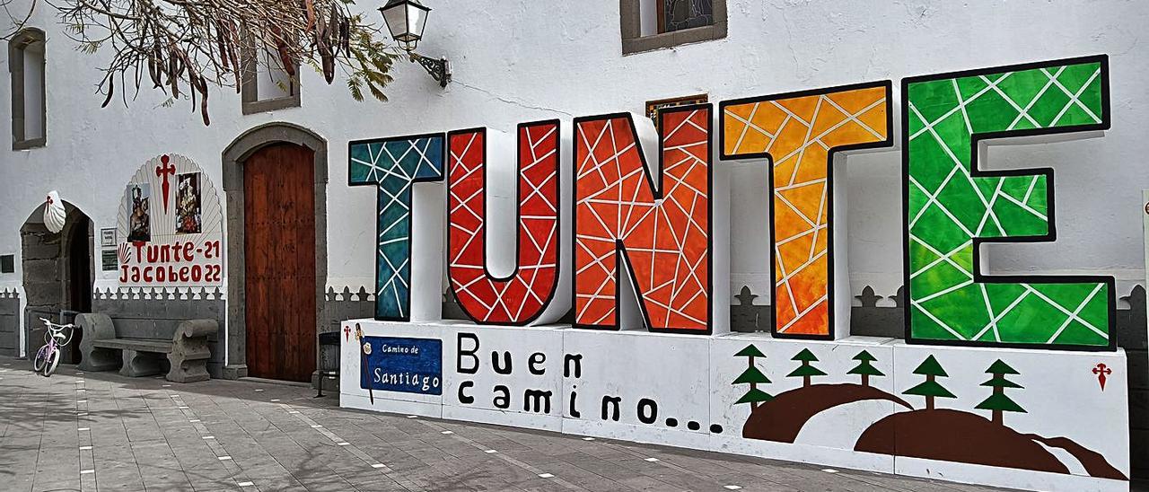 Puerta Santa de entrada a iglesia de Tunte