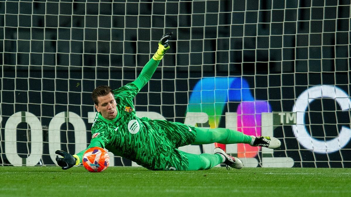 Szczesny rechaza un centro del Mallorca en la primera parte del duelo de Montjuïc.