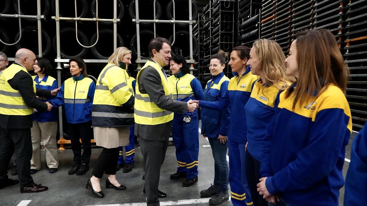 El presidente Mañueco y los consejeros Isabel Blanco y Jesús Julio Carnero, durante su visita a la Fábrica de Michelín.