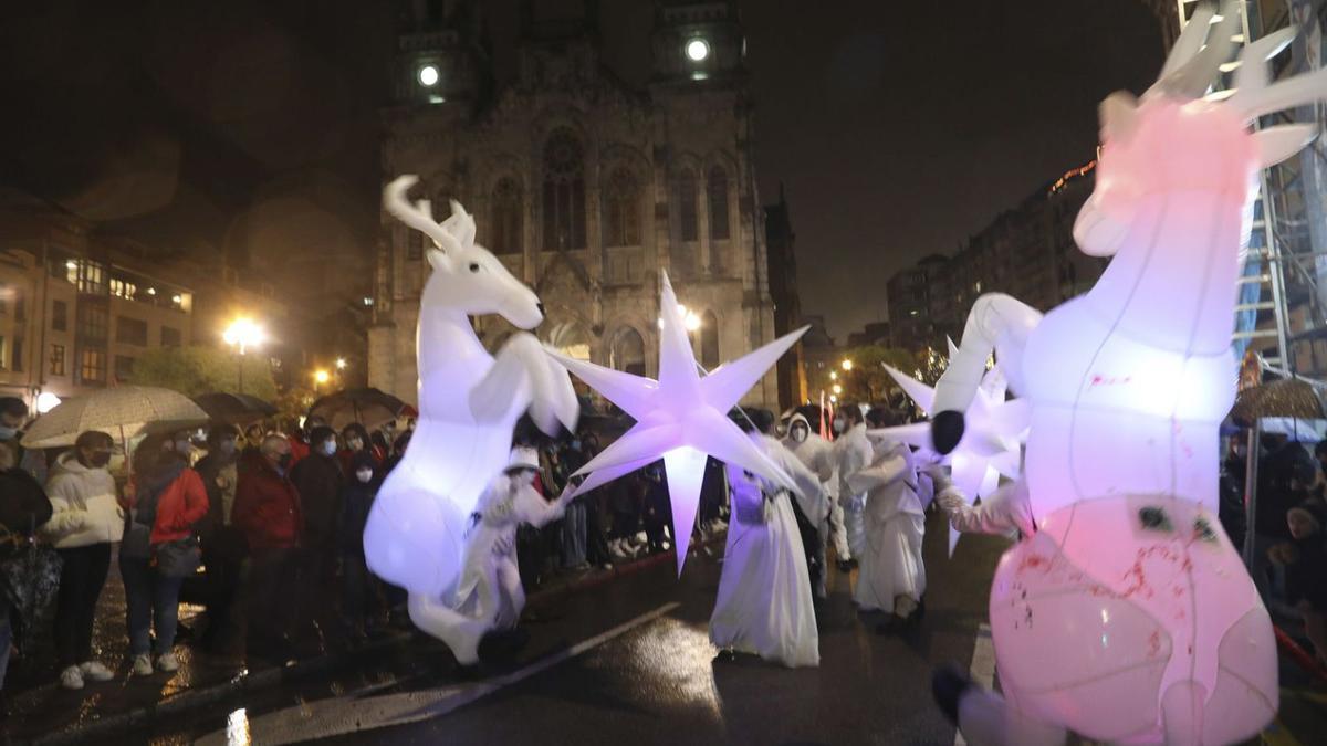 Uno de los espectáculos que animaron la cabalgata, a su paso por la plaza de La Merced.