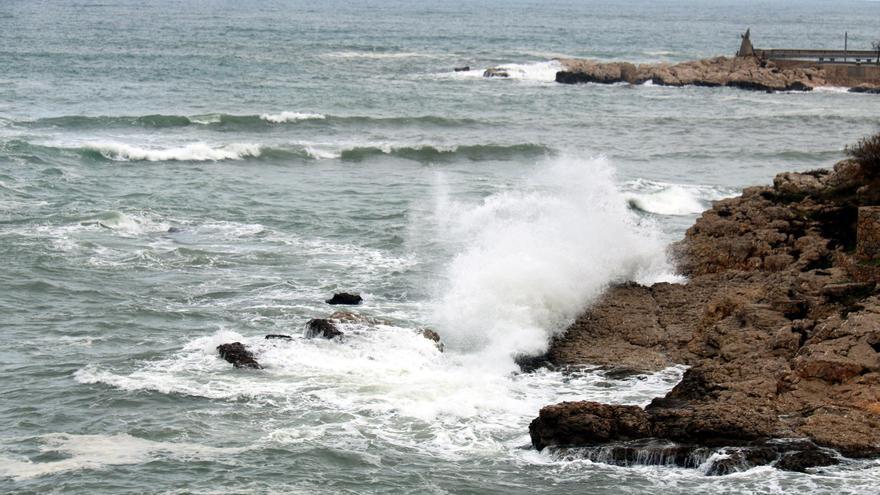 Onades picant contra les roques a l'Escala