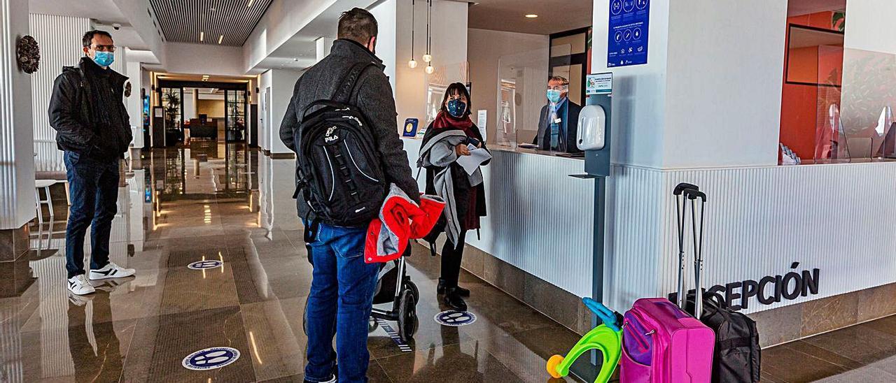 Turistas en la recepción de un hotel de Benidorm.  |