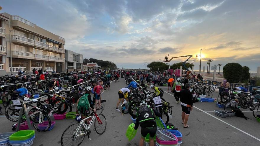 Los participantes durante la prueba de ciclismo.