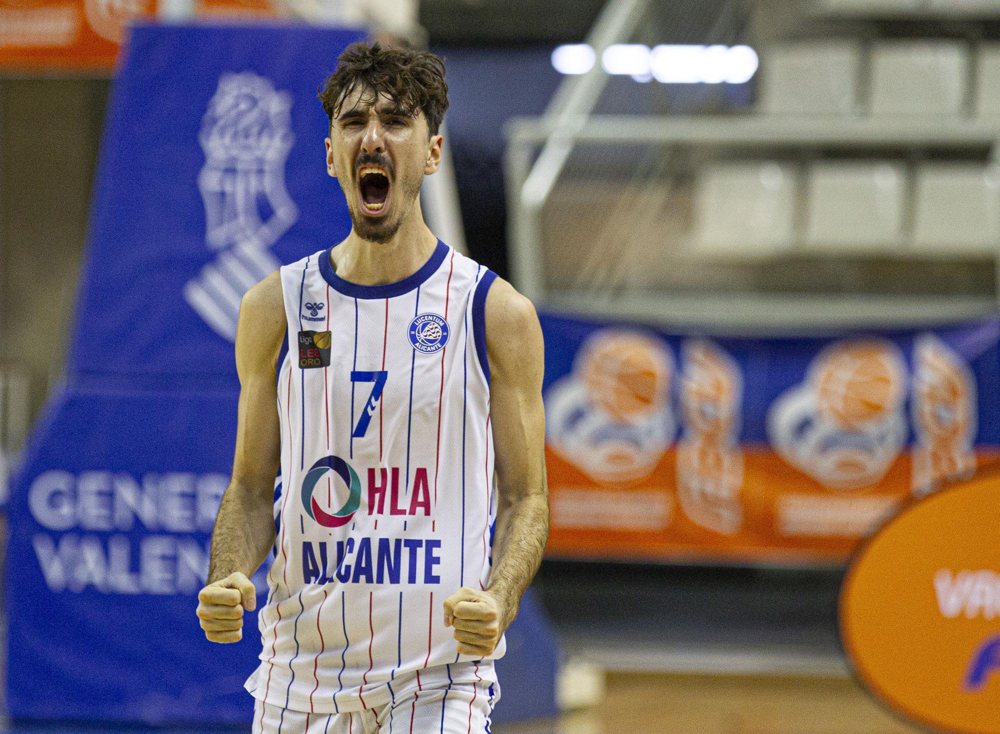 Guillem Arcos festeja una canasta en el CT durante la final de la Lliga Valenciana.