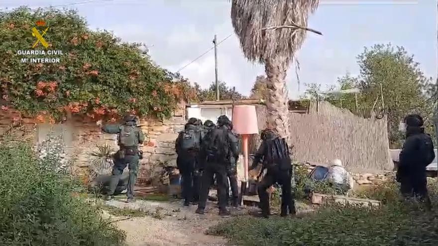 Detenidas dos personas por el atraco con una pistola a dos turistas en Cala de Bou